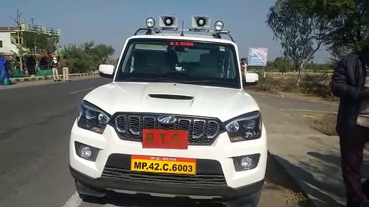 परिवहन अधिकारी ने मास्क वितरीत किये,2 वाहनों पर कार्यवाही की