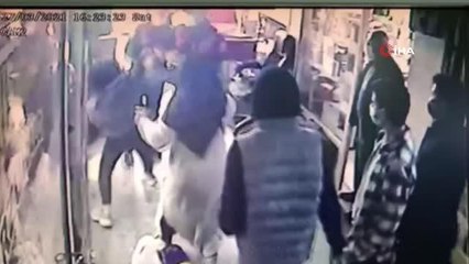 Kimlik soran polislerle tartıştılar, vatandaşlar film gibi izledi...Tartışma anları kamerada