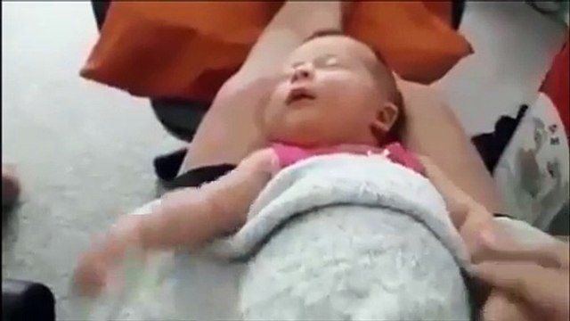 Ce bébé dort les bras en l'air... Trop mignon