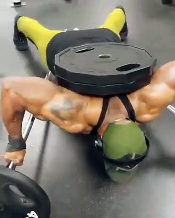 Séance de musculation la plus dure du monde : pompes avec des poids sur le dos