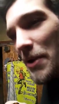 Il utilise une tronçonneuse pour décapsuler sa bière