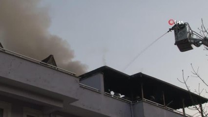 Alevlerin çatısını sardığı binada yaşayanları korna çalarak uyardı