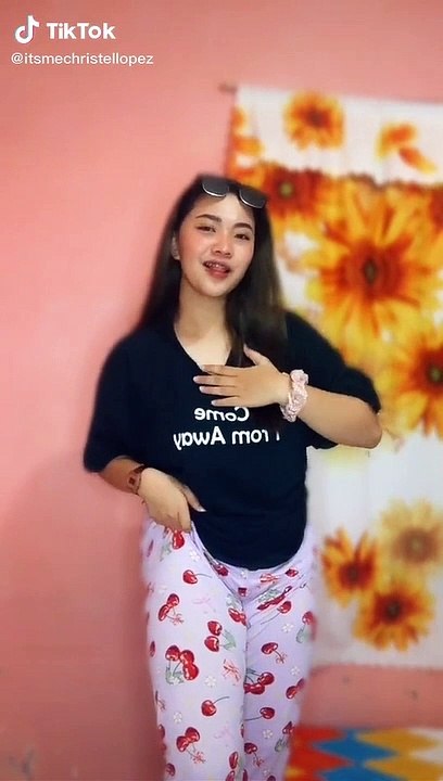 cute pero angas sumayaw haha, subscribe na and...