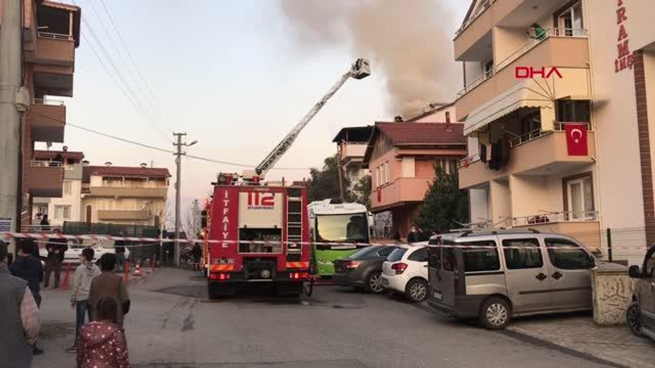 KOCAELİ Çatı katında çıkan yangını izlerken sosyal mesafeyi unuttular
