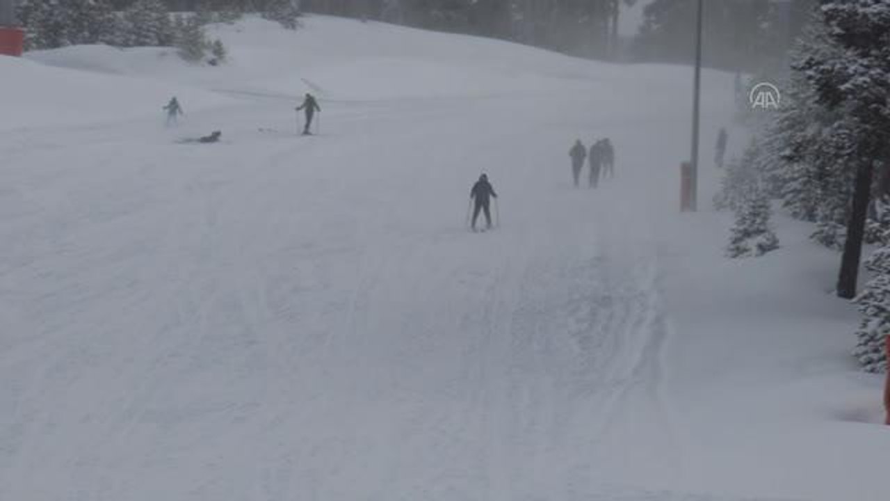 Cıbıltepe'de martta kar yağışı altında kayak keyfi