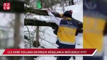 Vakaya giden 112 ekibinin yola devrilen ağaçla mücadelesi