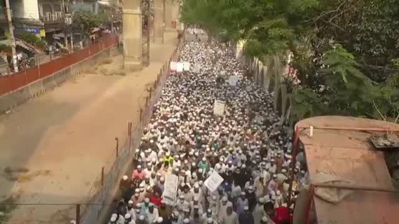 Miles de personas protestan en Bangladesh contra la brutalidad policial