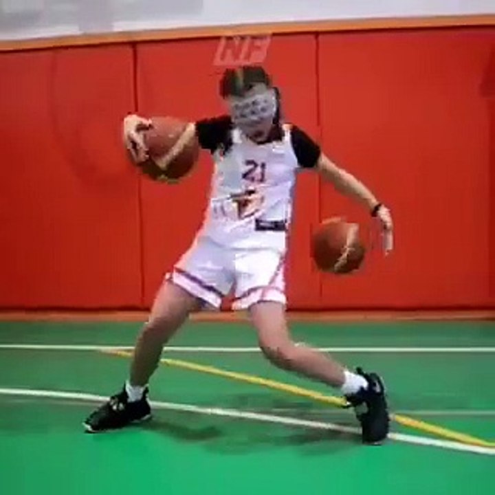A 12 ans, cette ado turque dribble les yeux bandés comme un joueur NBA !