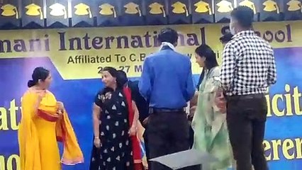 पुरस्कार वितरण समारोह में पहुंचे पुलिस अधीक्षक