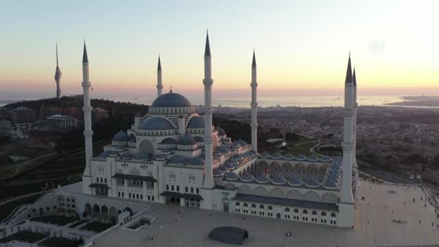 (DRONE) - Çamlıca Camisi'nin minarelerine Berat Gecemiz Mübarek Olsun yazılı mahya asıldı