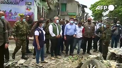 Duque visita cidade onde carro-bomba deixou 43 feridos