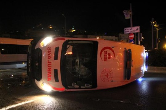 Son dakika haberi: Kavşakta meydana gelen kazada ambulans yan yattı: 1 yaralı
