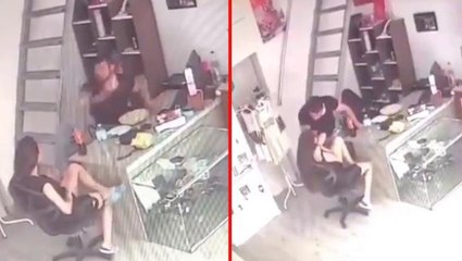 Sevgilisini darbettikten sonra hiçbir şey olmamış gibi yemek yemeye devam etti