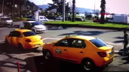 ZONGULDAK Yaya geçidinde otomobilin çarptığı kadın metrelerce sürüklendi