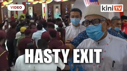 Protected by Unit Amal, Hadi makes hasty exit from Umno AGM