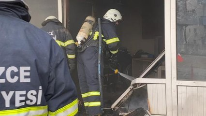 Son dakika haberi: İş yerindeki yangında itfaiyecinin bayrak hassasiyeti