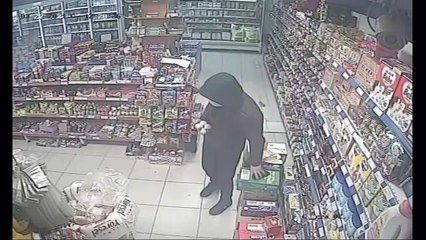 Alışveriş yapıyormuş gibi geldi telefonu çalıp gitti