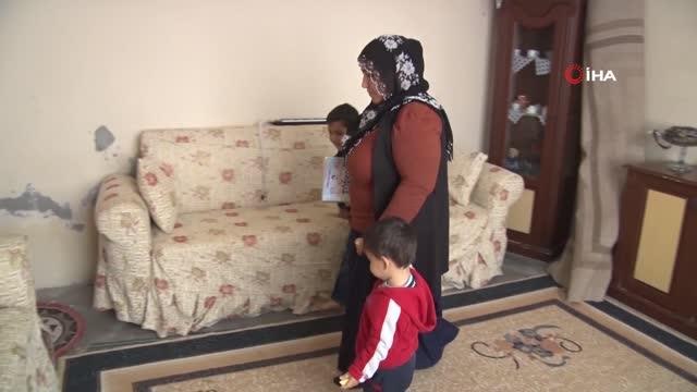 Kucaklarında bebekleriyle okuma - yazma öğreniyorlar