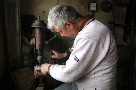 Baba mesleğini devam ettiren ustanın yaptığı bıçaklar çiviyi bile kesebiliyor