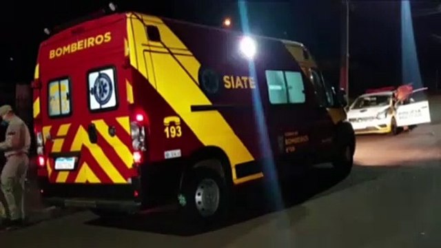 Jovem é esfaqueado no pescoço e recebe atendimento do Siate no Bairro Neva