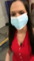 Lorena Alvarez periodista caminando antes de noticiero