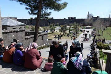 Diyarbakır'da tarihi mekanlarda hafta sonu yoğunluğu