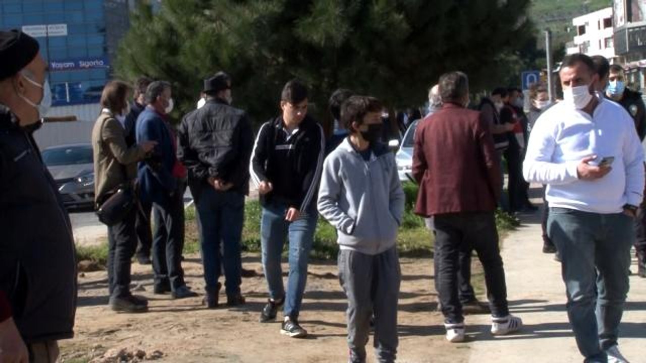 Son dakika haber: Pendik'te yangın çıktı, vatandaş isyan etti: "Bu yangın bizi öldürmez ama korona virüs öldürür"