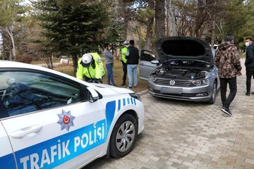 Kiraladığı araca çakar takıp gezen şahsın polislere tepkisi pes dedirtti