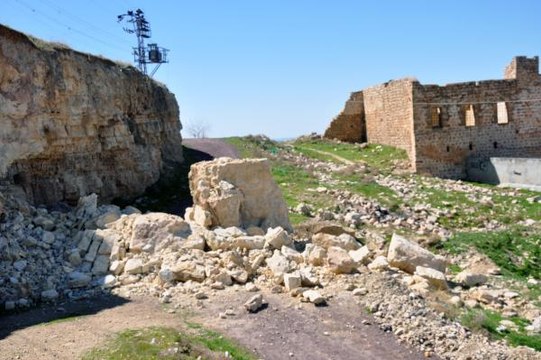Derik'te kaya parçasının düştüğü yol ulaşıma kapandı