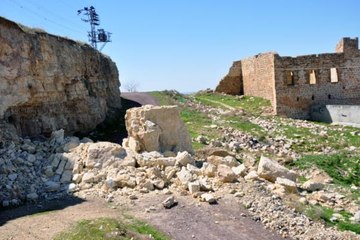Derik'te kaya parçasının düştüğü yol ulaşıma kapandı