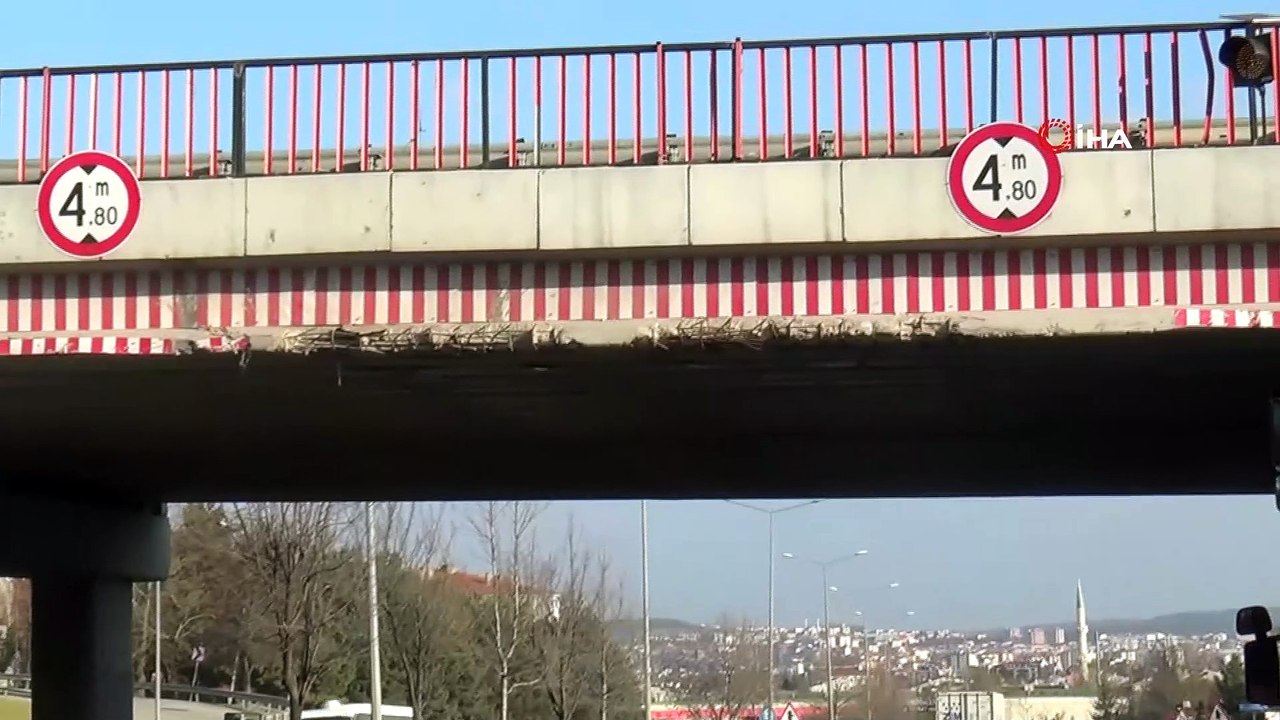 - Alt geçide sığmayan tır kazaya sebebiyet verdi