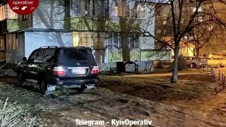 У Києві спалили позашляховик, який постійно паркувався на газоні: в мережі радіють (відео)