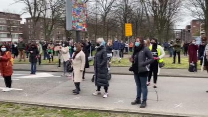 ROTTERDAM - Hollanda'da polisin öldürülen Türk genciyle ilgili ırkçı söylemleri protesto edildi