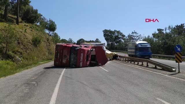 MERSİN Narenciye yüklü TIR devrildi; meyveler yola saçıldı