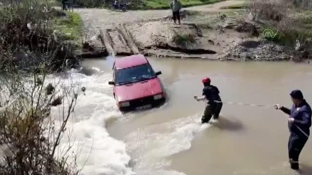 Otomobille çaydan geçerken mahsur kalan 2 kişi kurtarıldı