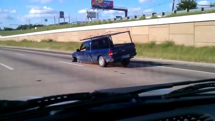 Invraisemblable : ce conducteur roule avec une roue en moins !