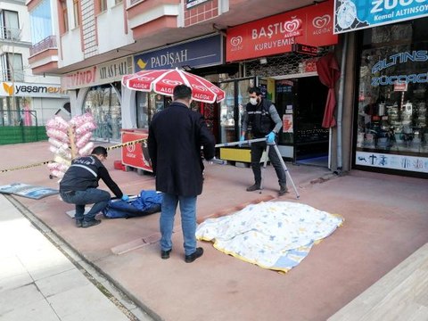 Son dakika 3. sayfa: 5. katın balkonundan düşen yaşlı adam hayatını kaybetti