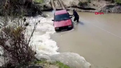 MANİSA Çaydan otomobille geçmek isterken mahsur kalan 2 kişiyi itfaiye kurtardı