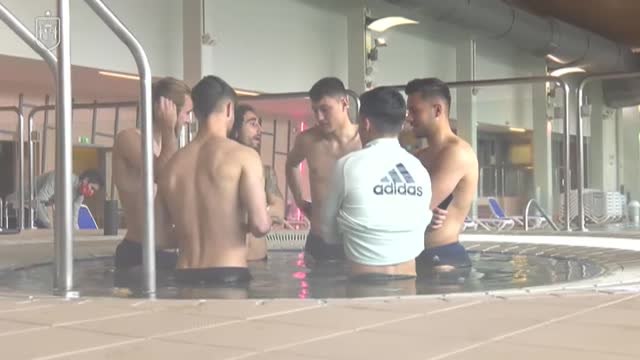 La Selección Sub 21 se relaja en el hotel tras un partido bronco ante Italia