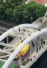 Une femme court sur la structure d'un pont