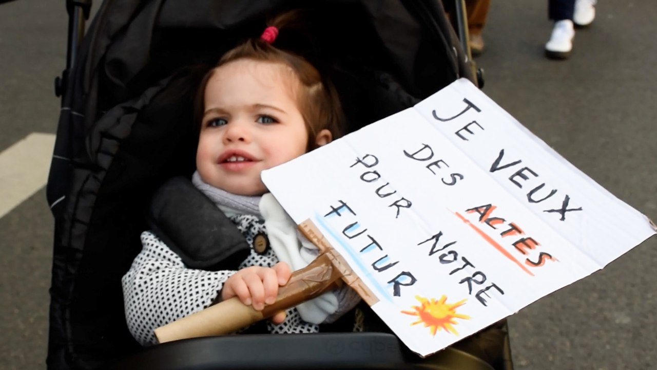 « C’est maintenant ! » : A Paris, des milliers de manifestants réclament « une vraie loi climat »