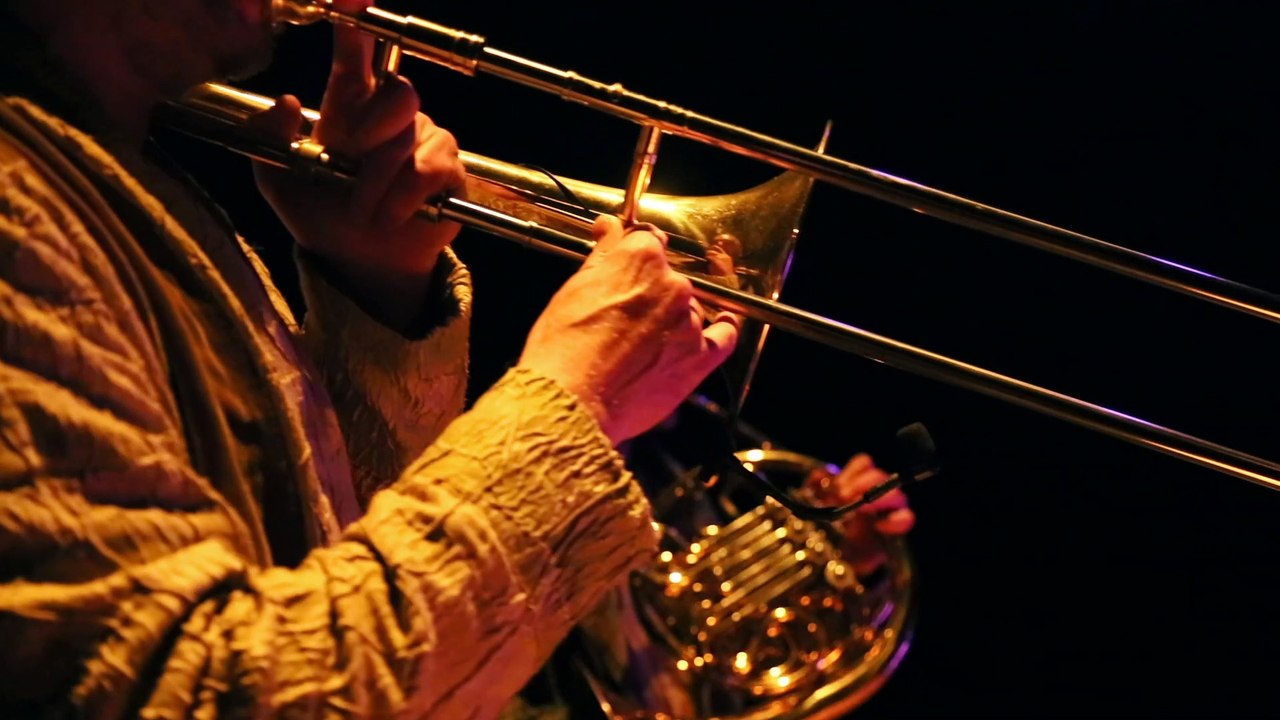 Cirque Plume : Clip "A Rosa" du numéro de Daniell Alnuma - spectacle "La dernière saison" 2017-2020)