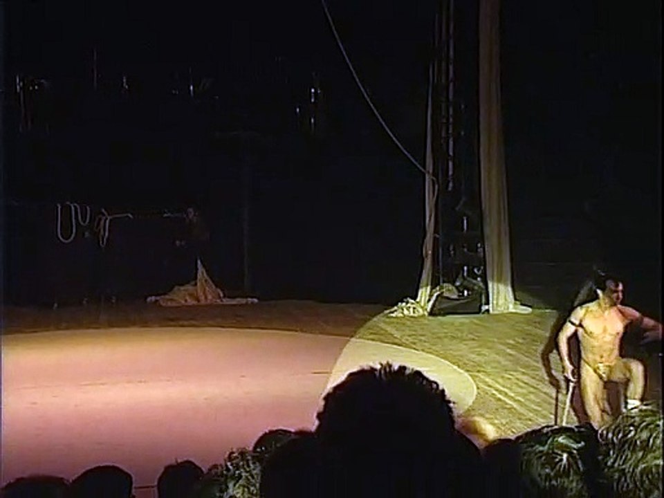 Cirque Plume : Numéro "Le dressage" avec Ramon Fernandez - Spectacle "No Animo Mas Anima"(1990-1992)