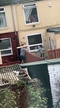 Petite querelle de voisinage qui se termine à coup de planches en bois