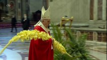 El papa celebra la misa del Domingo de Ramos en presencia de unos pocos fieles