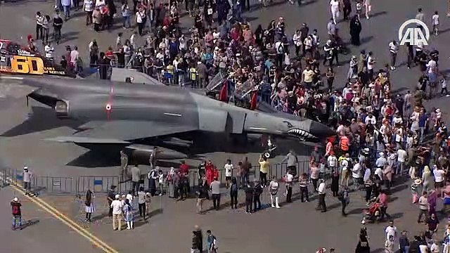 TEKNOFEST'te Paraşütle atlayış gösterisi