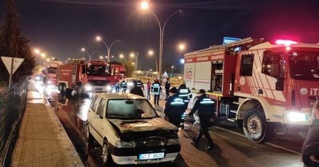 Kocaeli'de seyir halindeki iki otomobil alev aldı