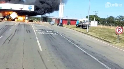 Acidente deixa 4 mortos, incendeia pedágio e interdita via
