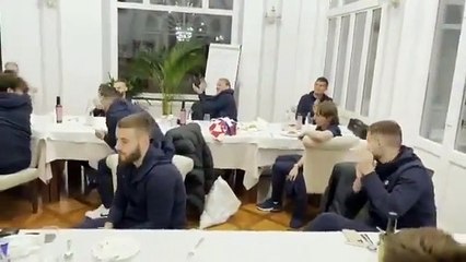 Phản ứng của Modrić  trước sực chúc mừng nhiệt liệt từ đồng đội