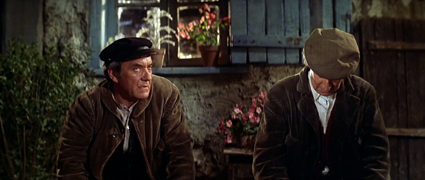 LA SOUPE AUX CHOUX - Extrait du film - Louis de Funès et Jean Carmet pètent et provoquent la foudre!